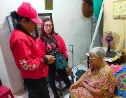 Peduli Sesama, Budi Leksono Datangi Rumah Lansia Lumpuh Untuk Berikan Bantuan