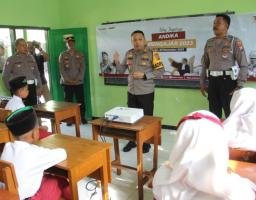 Mendadak Jadi Guru Pada Kelas Inspirasi, Kapolres Kediri Kota Beri Motivasi Para Pelajar