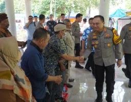 Kapolrestabes Surabaya Kombes Pol Pasma Royce, Membagikan Sembako Pada Jum’at Curhat