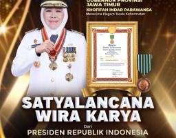 Gubenur khafifah Terima Tanda Kehormatan Satyalancana Wira Karya Bidang Pengelolaan Pengembangan dan Pembangunan Kelautan Dari Presiden RI