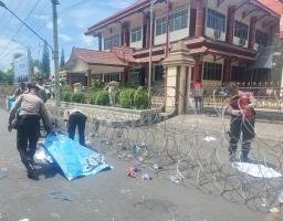 Peduli Lingkungan Polisi Bersihkan Sampah Usai Aksi Demo di Kantor DPRD Situbondo