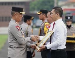 Beri Penghargaan Kepada 40 Personel Berprestasi, Berikut Arahan Kapolda Jatim Jelang Pemilu dan Nataru 2024