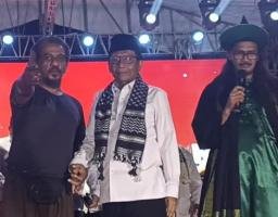 Hadiri Sholawat Kebangsaan di Bondowoso, Cawapres Mahfud MD Jabat Tangan Habib Zein 