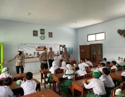 Anggota Polres Tulungagung Jadi Guru di Kelas Inspirasi Andika Mengajar 2023