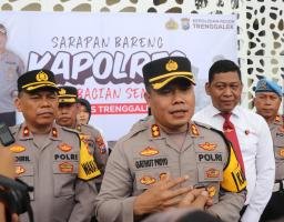 Polisi Baik Hati Ajak Ratusan Warga Trenggalek dan Tukang Becak Sarapan Bareng