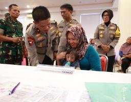 Polda Jatim Bersama Korbinmas Baharkam Polri Gelar Bakti Kesehatan dan Salurkan 15.000 Paket Sembako