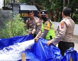 Kendaraan Taktis Polres Blitar Kota Berubah Fungsi Bantu Masyarakat Droping Air Bersih
