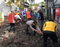 Sinergitas Polres Batu Bersama TNI dan Warga Bersihkan Lumpur Akibat Banjir Lalulintas Kembali Lancar