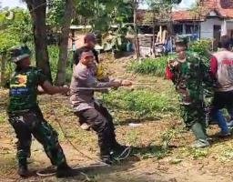 Cegah Banjir Polisi dan TNI Bersama Warga Bersihkan Jalur Sungai di Ponorogo