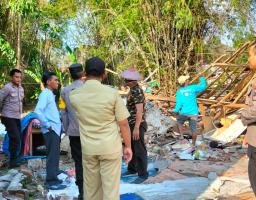 Polres Lamongan Bantu Bangun Rumah Warga yang Ambruk Terdampak Putting Beliung