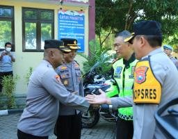 Kapolda Jatim Beri Motivasi Serahkan Tali Asih di Pos Pam Nataru ASDP Ketapang Banyuwangi