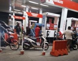 SPBU Pertamina 54.651.68 di jl. Raya Sekarpuro Pakis, Dengan Bebasnya Perjualbelikan BBM Bersubsidi Jenis Pertalit Dan Bio Solar Kepada Pengecer