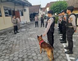 Anjing Pelacak K9 Polres Mojokerto Sterilisasi di Gereja Pastikan Rasa Aman Jemaat