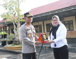 Polres Sampang Terima Penghargaan Dari TRC Perlindungan Perempuan dan Anak Indonesia