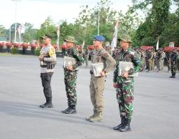 Kapolri Beri Penghargaan Pin Emas Kepada Prajurit TNI dan Anggota Polri yang tergabung dalam Satgas Operasi Damai Cartenz 2023