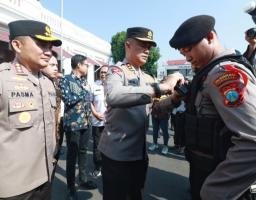 Kapolda Jatim Serahkan 50 Bodycam Kepada Anggota Polrestabes Surabaya