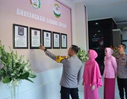 Kapolres Gresik didampingi Ketua Bhayangkari Cabang Gresik Resmikan Kantor Bhayangkari Cabang Gresik