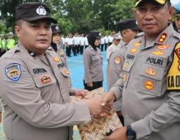 Kapolres Bangkalan Beri Reward Untuk Belasan Personelnya