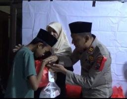 Polsek Maesan Bondowoso Isi Malam Tahun Baru Dengan Santuni Anak Yatim Piatu