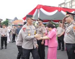 Kapolda Jatim Pimpin Upacara Kenaikan Pangkat 2.925 Personel di Penghujung Tahun 2023