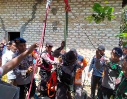 Tim SAR Sat Brimob Polda Jatim bersama BPBD Pamekasan Berhasil Evakuasi Jenazah dari Dalam Sumur
