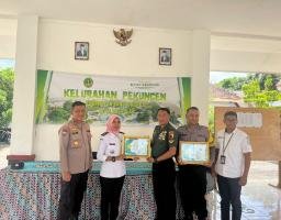 Tulus Melayani, Polisi RW Polres Pasuruan Kota dan Babinsa Terima Penghargaan dari Lurah Pekuncen 