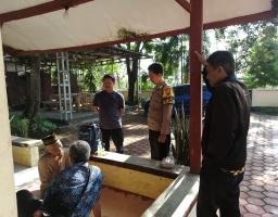 Bhabinkamtibmas Polsek Grujugan yang peduli dengan Seorang Kakek yang tinggal di Hutan Pinus