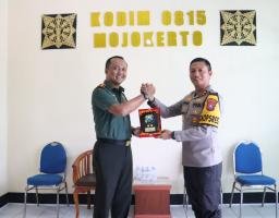 Tingkatkan Sinergitas dan Soliditas TNI-Polri, Kapolres Mojokerto Kota Silaturahmi ke Kodim 0815