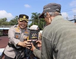 Sinergitas dan Soliditas, Polres Trenggalek Bersama Kodim 0806 Berbagi Ratusan Jas Hujan Gratis untuk Warga