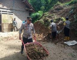 Sinergitas Tiga Pilar, Polisi Bersihkan Material Longsor di Trenggalek