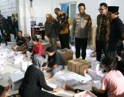 Kapolres Mojokerto Kota Bersama Walikota Kunjungi Gudang KPU Pastikan Logistik Aman