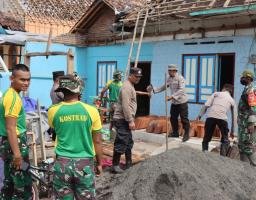 Sinergitas Polres Bondowoso bersama TNI Bantu Warga