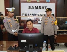 Kunjungi Samsat, Kapolres Tulungagung Pastikan Pelayanan