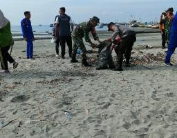 Peduli Lingkungan, Polisi bersama TNI Gelar "Sapu Bersih Sampah Laut"
