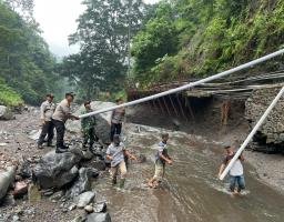 Antisipasi Krisis Air Bersih Polisi Bersama Forkopimka dan Warga Perbaiki Pipa  