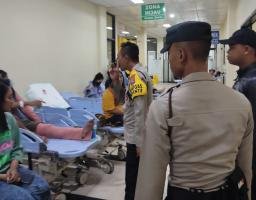 Gercep, Polres Blitar Kota Bantu Tangani Pohon Tumbang di Alun – alun Akibat Angin Kencang