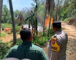 Kapolres Pamekasan Cek Galian Sumur Bor Warga Kadur yang Keluar Api Setinggi 6 Meter, Imbau Warga Tak Mendekat