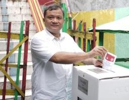 Pj Bupati Sampang Salurkan Hak Pilih di TPS 38 Kelurahan Gunung Sekar