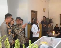 Kapolresta Malang Kota Takziah ke Rumah Duka Ketua KPPS Kelurahan Polehan