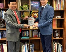 Buku Karya Irjen Dedi Prasetyo Diserahkan ke Para Dubes, Ini Tujuannya 