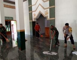 Bangun Sinergisitas TNI - Polri, Polres Nganjuk dan Kodim 0810/Nganjuk Kerja Bakti Bersama Bersikan Fasum dan Rumah Ibadah