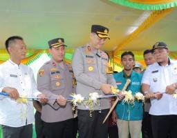 Kapolres Lamongan Serahkan Bantuan Bedah Rumah untuk Warga Desa Latek 