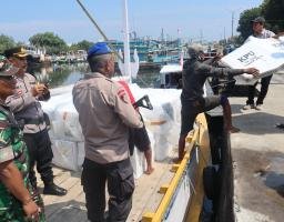 Gunakan Kapal Patroli, Probolinggo Kota Kawal Distribusi Logistik Pemilu 2024 ke Pulau Gili Ketapang