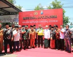 Kapolda Jatim Laksanakan Patroli Bermotor dan Bakti Sosial di Sampang