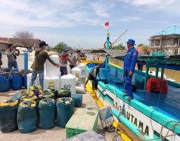 Ditpolairud Polda Jatim Kawal Pendistribusian Logistik Pemilu Untuk Wilayah Kepulauan di Jawa Timur