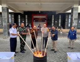 Polres Nganjuk Hadir dalam Pemusnahan Surat Suara Rusak di Kantor Logistik KPU Nganjuk