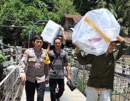 Polisi Bersama TNI Di Pacitan Tempuh Medan Terjal Demi Amankan Distribusi Logistik Pemilu