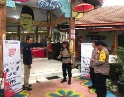 Pakai Kostum Unik Untuk Menarik Minat Pemilih, TPS Desa Sumbersono Kenakan Kostum Kerajaan Mojopahit