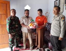 Bentuk Apresiasi dan Kepedulian, Polres Bondowoso Sambangi KPPS Mengalami Sakit