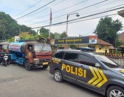 Polisi Beri Bantuan Air Bersih Untuk Warga Terdampak Banjir di Sidoarjo